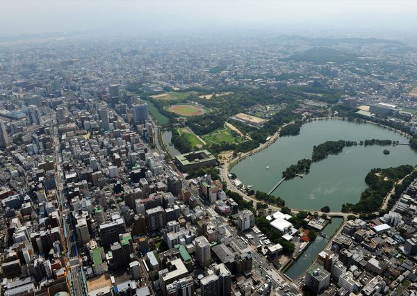 福岡市の街並み。若年勤労層の男性が数多く転出