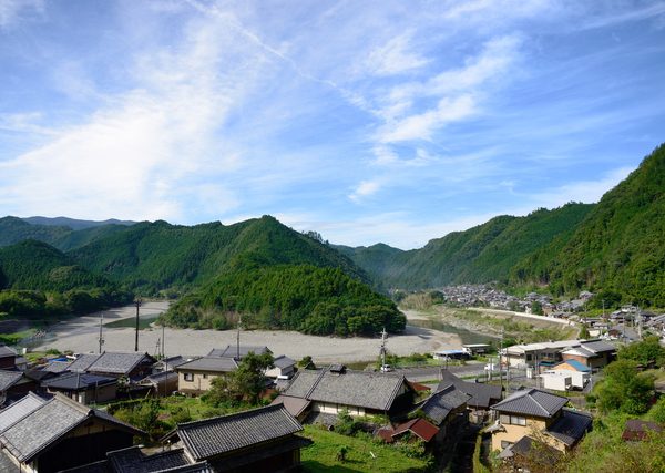 吉野町の中心から吉野川を遡った高見川との合流地点付近にある国栖の里