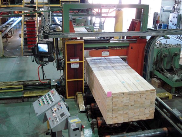 カナダの工場で生産されている2×4住宅に使われる主要樹種のSPF材。ウッドショックのリバウンドで値下がりをしているという