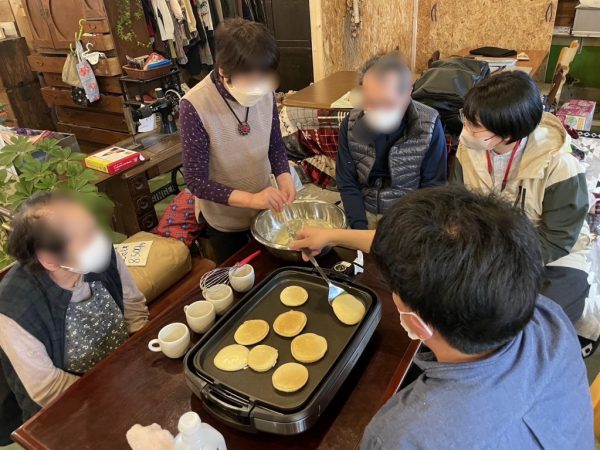 さとやま保健室で近隣の高齢者の血圧測定をする