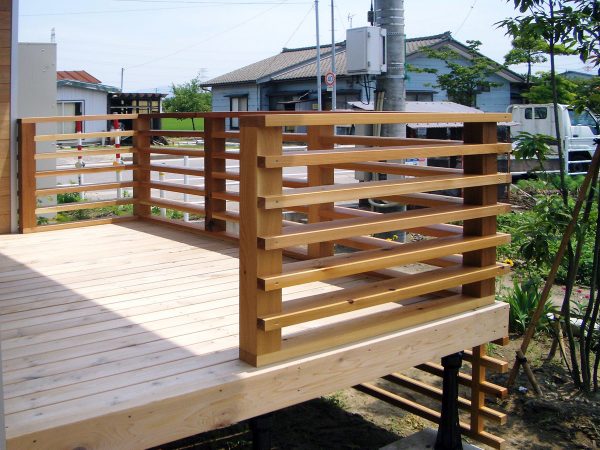 ウエスタン・レッド・シーダーを伐採している様子。素晴らしい巨木。カナダならではのダイナミックな光景だ