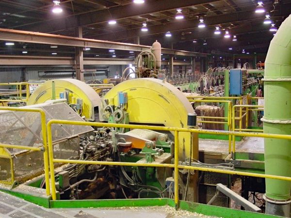 カナダの製材工場。木材の大量生産をしている大規模工場だ。カナダにはこういった工場が数多くあり、インフラも整備されている