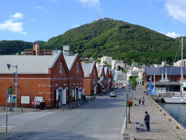 函館西部地区の末広町を走る路面電車とレトロな洋風建築
