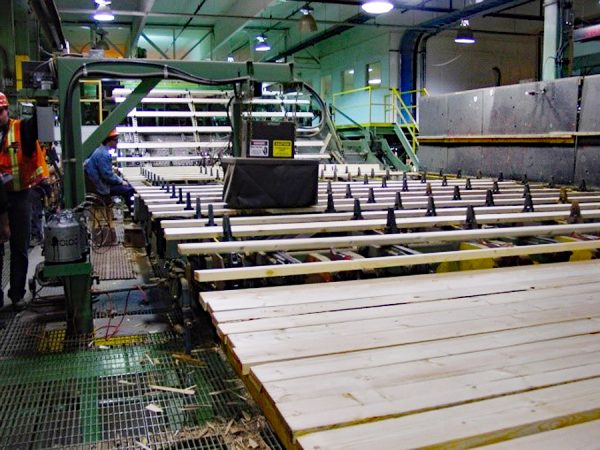 カナダ産の2×4材。加工がしやすく、使い勝手のいいサイズなのでホームセンターでDIY用として購入された方もいることだろう