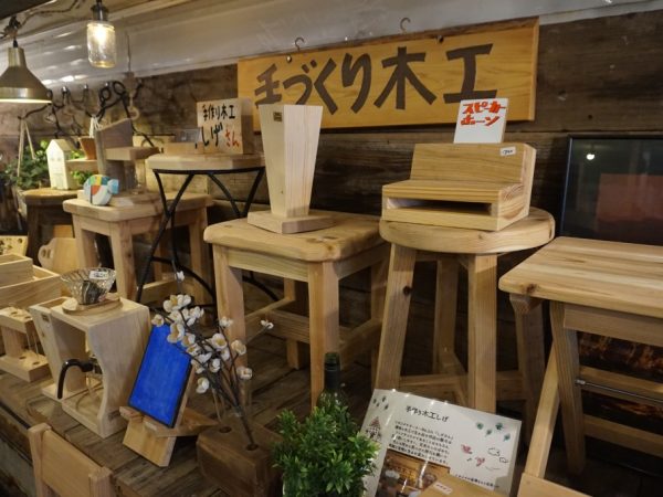 ひろしまベンチャー助成金を受賞して喜ぶ、金澤さん（右）と黒木さん（左）