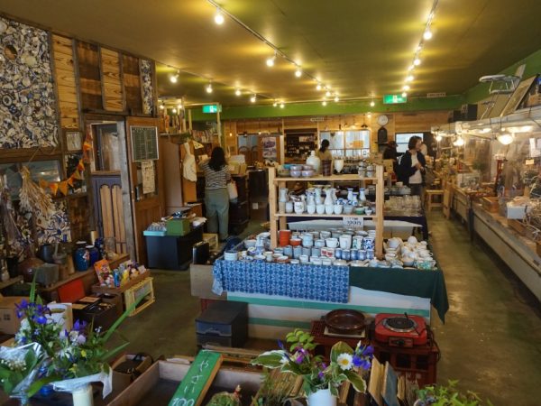 ひろしまベンチャー助成金を受賞して喜ぶ、金澤さん（右）と黒木さん（左）