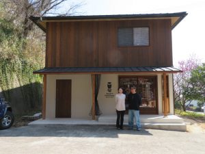 海と山に囲まれた神戸市郊外に、築40年の空き家を全面リフォームしてつくられた私設図書館「世界のはしっこ」。2階が管理事務所、1階が図書館になっている。関係者が持ち寄った1,200冊超の蔵書があり、地域住民は自由に立ち寄って利用できる。