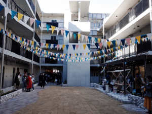 もともとあった家を地域に開くという取り組みとは違い、埼玉県の浦和にある「コミューンときわ」は「コミュニティ・マンション」というコンセプトでつくられている。交流が自然派生する仕掛けが随所にあり、マンションの中庭は地域住民も自由に使える。