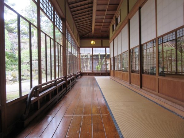 大広間の縁側は内側が畳敷き、外側は板敷き。これを入側（いりかわ）というそうで、凝った造りで、どちらも良い状態に保ち続けるのは大変なのではなかろうか