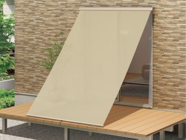 窓上部のボックスから引き下げるだけで日差しをカットする。窓枠や壁面に、専用金具で取り付けるだけの簡単施工。[スタイルシェード] LIXIL