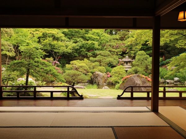 門を入ったところ。瀟洒な雰囲気の玄関が見えてくる