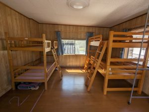 佐伯高校の生徒たちのために下宿先の準備をする。2段ベッドが２つの4人部屋