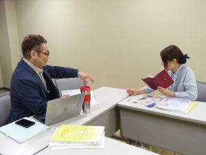 地域おこし協力隊の新井さん（左）、和気町役場移住推進室 主任の日笠さん（右）。「和気町のインフルエンサーは基玲奈ちゃん。私たちは裏方でいたい」とのことで、横顔だけ業務風景を撮らせていただいた