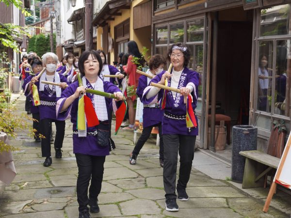 ホーライエッチャ踊りは、地域の有志によって引き継がれている