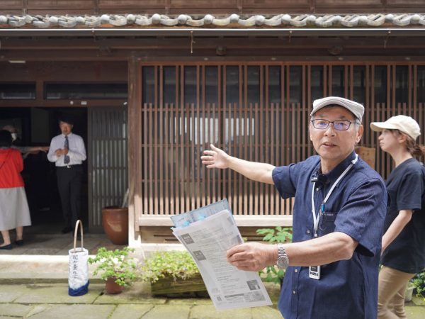 まちあるきガイドを務めておられた島根県建築士会の足立正智さん。背景にあるのは、「三代家住宅主屋」の正面玄関
