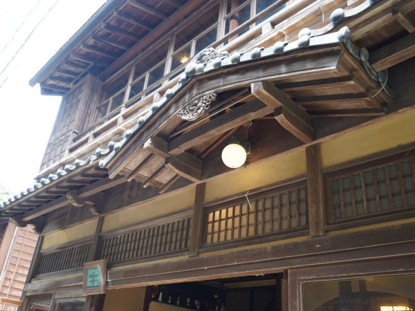 まちあるきガイドを務めておられた島根県建築士会の足立正智さん。背景にあるのは、「三代家住宅主屋」の正面玄関