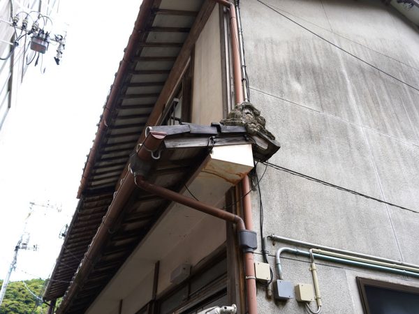 まちあるきガイドを務めておられた島根県建築士会の足立正智さん。背景にあるのは、「三代家住宅主屋」の正面玄関