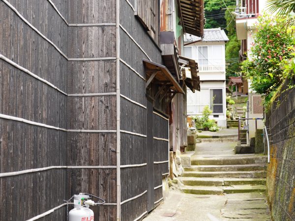 湾に沿うようにまちが形成されている美保関
