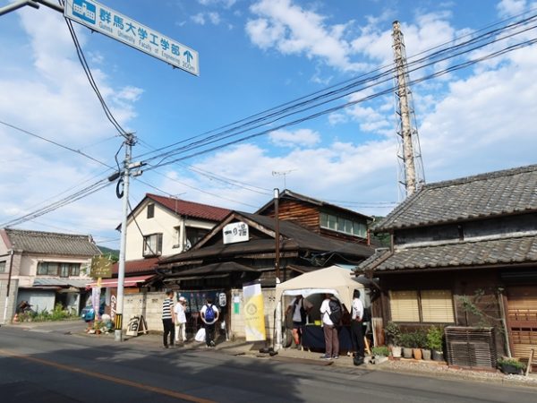 建物の横手には大量の材木。ボランティアの仲間が木をくれたり、割ってくれたりと手伝ってくれている
