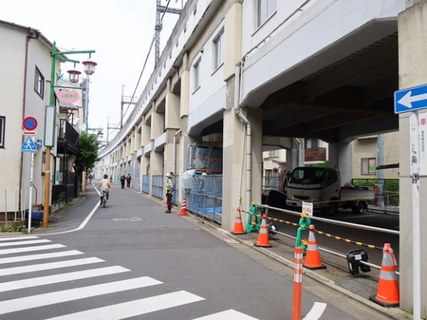 コンパクトな駅前。ここには高架下に何があるかが分かるような掲示が出される予定