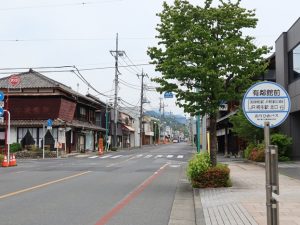 バスで向かうと有鄰館前というバス停があり、この先が重伝建地区になっている。有鄰館では江戸時代から昭和にかけての11棟の蔵が舞台や展示、コンサートなどに活用されている