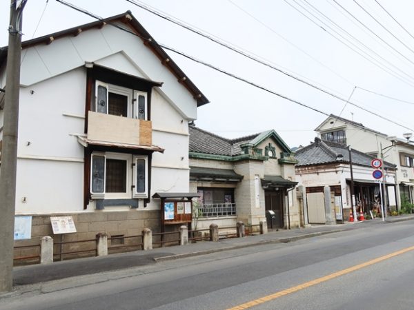 バスで向かうと有鄰館前というバス停があり、この先が重伝建地区になっている。有鄰館では江戸時代から昭和にかけての11棟の蔵が舞台や展示、コンサートなどに活用されている