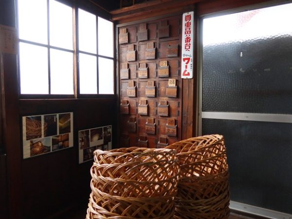 浴室の手前から番台方向。クラウドファンディングに参加してくださった方々の名前のある部分はもともとは無かった。また、番台脇のカーテンも目隠しのために新たに付けた