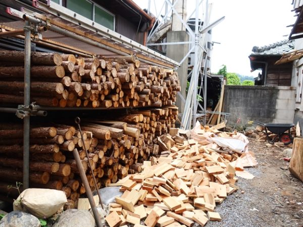 建物の横手には大量の材木。ボランティアの仲間が木をくれたり、割ってくれたりと手伝ってくれている
