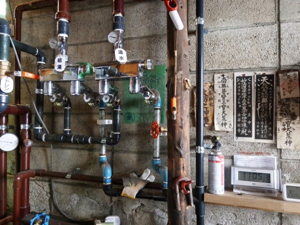 浴室の手前から番台方向。クラウドファンディングに参加してくださった方々の名前のある部分はもともとは無かった。また、番台脇のカーテンも目隠しのために新たに付けた