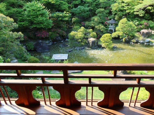 ２階の茶室。床柱（床の左側）を見ると虫食いの縮れたような模様が見える。また、床框の一部を削った造りも面白い