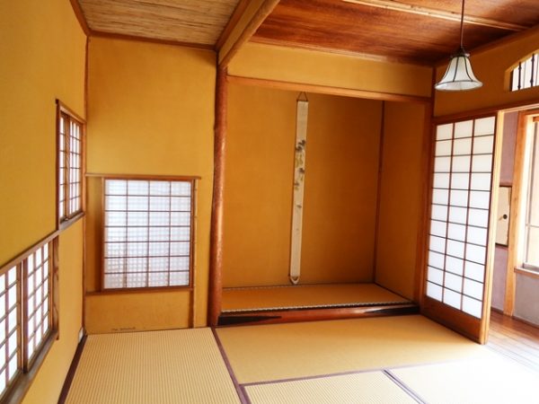 ２階の茶室。床柱（床の左側）を見ると虫食いの縮れたような模様が見える。また、床框の一部を削った造りも面白い