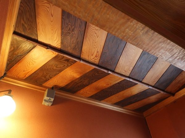 2階天井のトイレ。誰も見ないかもしれないところに凝った造りを配すという粋な感覚