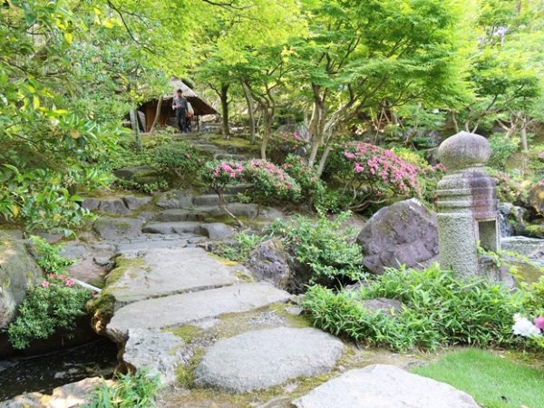 大広間の縁側は内側が畳敷き、外側は板敷き。これを入側（いりかわ）というそうで、凝った造りで、どちらも良い状態に保ち続けるのは大変なのではなかろうか