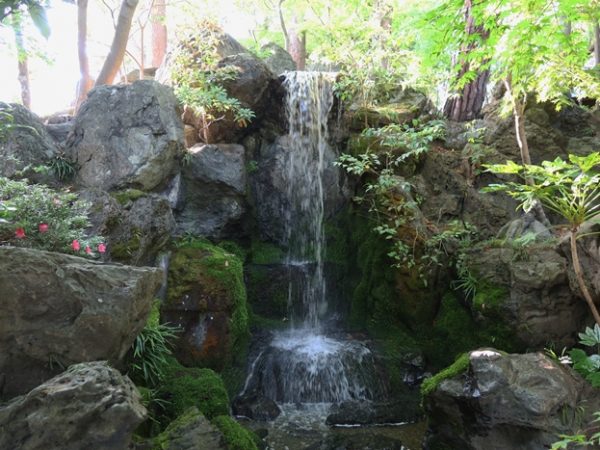 旧齋藤家別邸のある白壁通り。左が齋藤家別邸で、その先に行形亭があり、向いが北方文化博物館新潟分館。周囲とは雰囲気の異なる通りだ