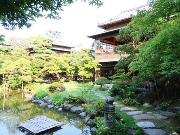 ２階の茶室。床柱（床の左側）を見ると虫食いの縮れたような模様が見える。また、床框の一部を削った造りも面白い