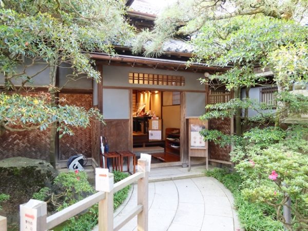 門を入ったところ。瀟洒な雰囲気の玄関が見えてくる