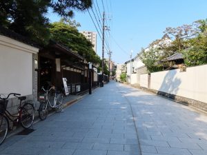 旧齋藤家別邸のある白壁通り。左が齋藤家別邸で、その先に行形亭があり、向いが北方文化博物館新潟分館。周囲とは雰囲気の異なる通りだ