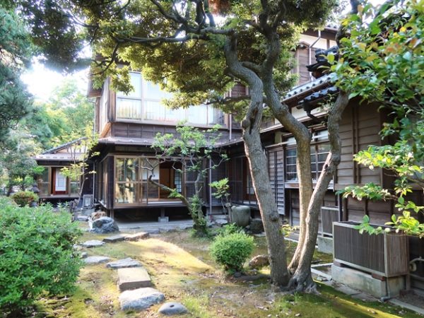 大広間の縁側は内側が畳敷き、外側は板敷き。これを入側（いりかわ）というそうで、凝った造りで、どちらも良い状態に保ち続けるのは大変なのではなかろうか