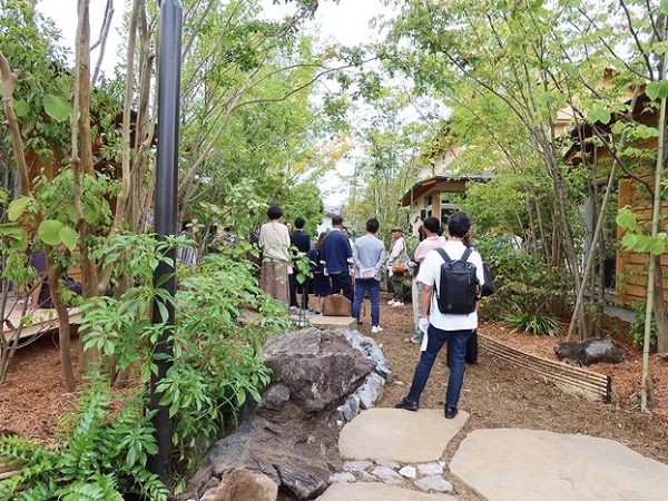 shareliving縁と緑のデッキに置かれた雨水タンク。これはウチにも欲しいと思った
