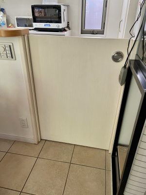 オーダーのペットフェンスの実例。同じ部屋で使用する建具と同デザインのものを加工した。そのため、空間の統一感も演出できている