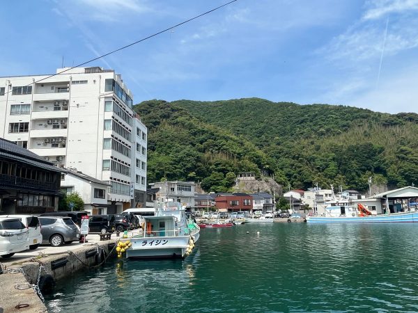 湾に沿うようにまちが形成されている美保関