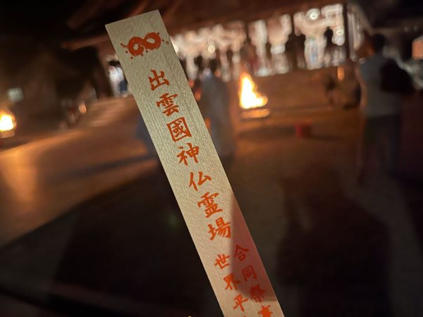 通りに面した扉を開放して、物販スペースにされていた