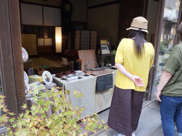 通りに面した扉を開放して、物販スペースにされていた