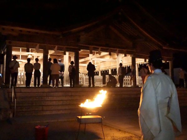 通りに面した扉を開放して、物販スペースにされていた