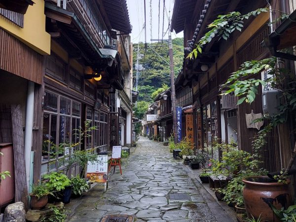 湾に沿うようにまちが形成されている美保関