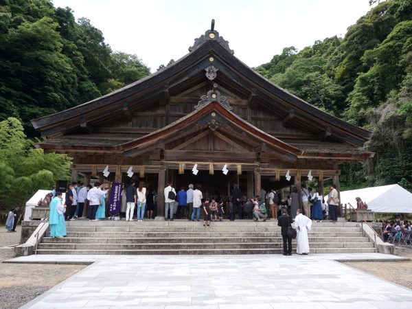湾に沿うようにまちが形成されている美保関