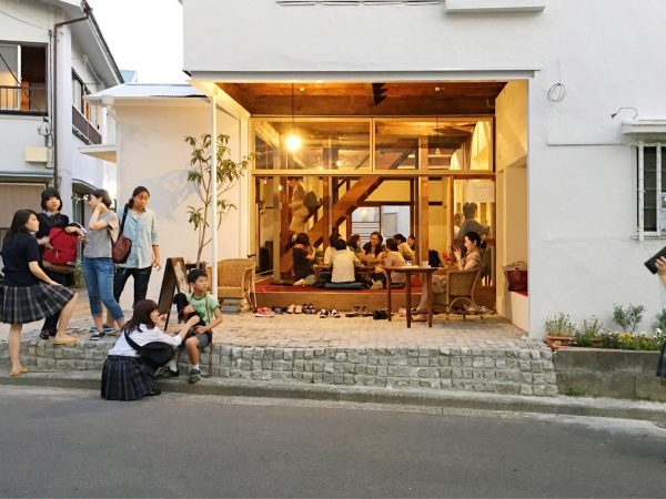 横浜市西区にある、築65年の2軒長屋をリノベーションしてつくられたCASACO。2階がシェアハウスで、1階は地域に開かれている。シェアハウスの住人同士の