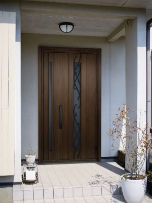 FIX窓の両側にたてすべり出し窓の吊り元を方立側にすることで、 積極的に風を取り込むことができる。[「APW 430」ウインドキャッチ連窓] YKK AP