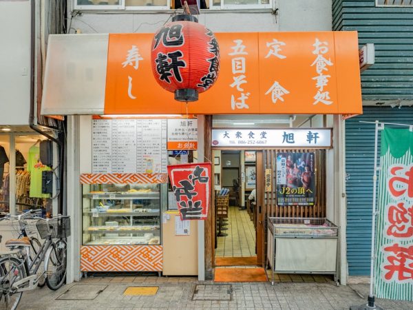 奉還町商店街振興組合の畝本伸三 理事。奉還町の大衆食堂 旭軒の店主でもある