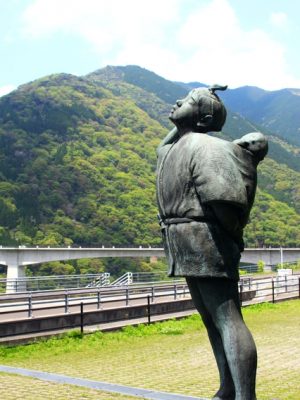 五木村の子守唄の少女像